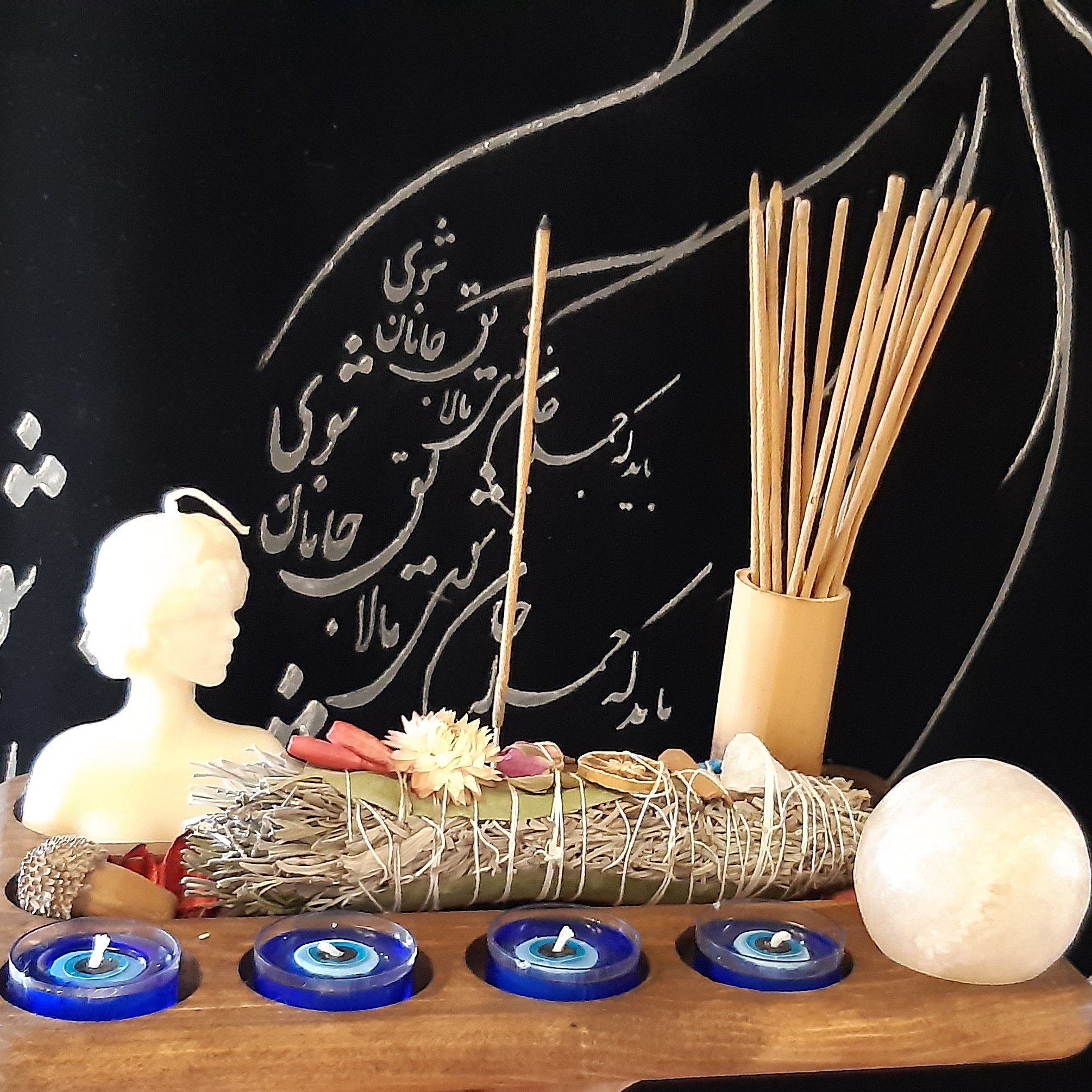 شمع و عود و اسماج.ترکیب جذاب چند محصول.سینی چوب استفاده شده بستگی به موجودی بازار دارد