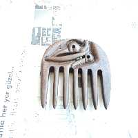 شانه چوبی منبت شده  اسم مریم از جنس چوب گردو  دستساز  تک نسخه چوب یک تیکه چوبکده بید سفید