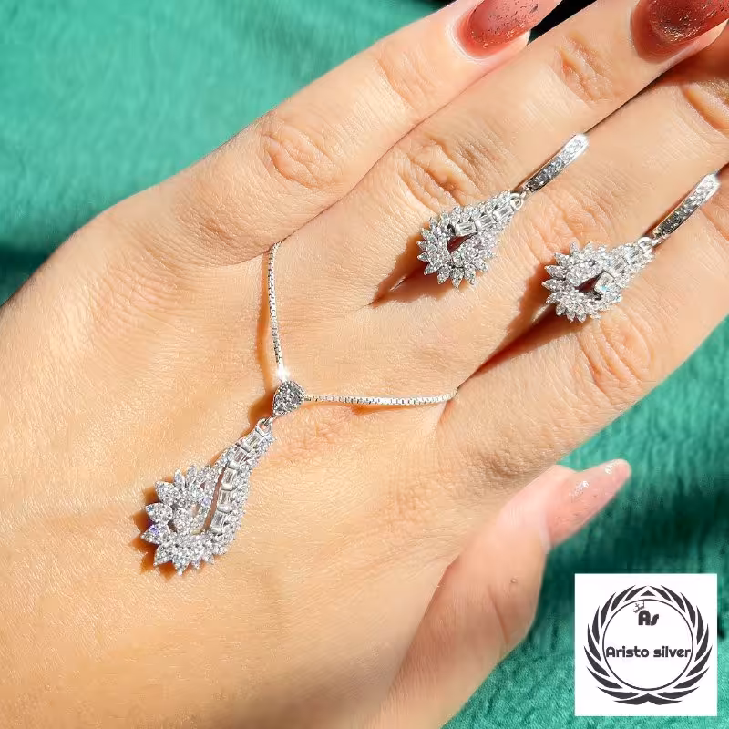 نیمست نقره میکرو امرالد به همراه زنجیر ونیزی با ضخامت متوسط با عیار 925 و آبکاری طلاسفید 