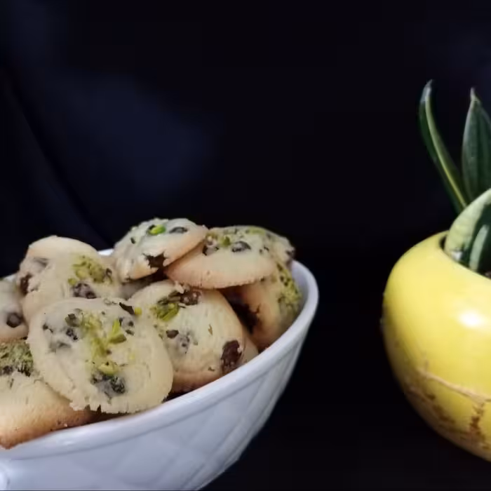 شیرینی کشمشی با تزئین پودر پسته نیم کیلویی