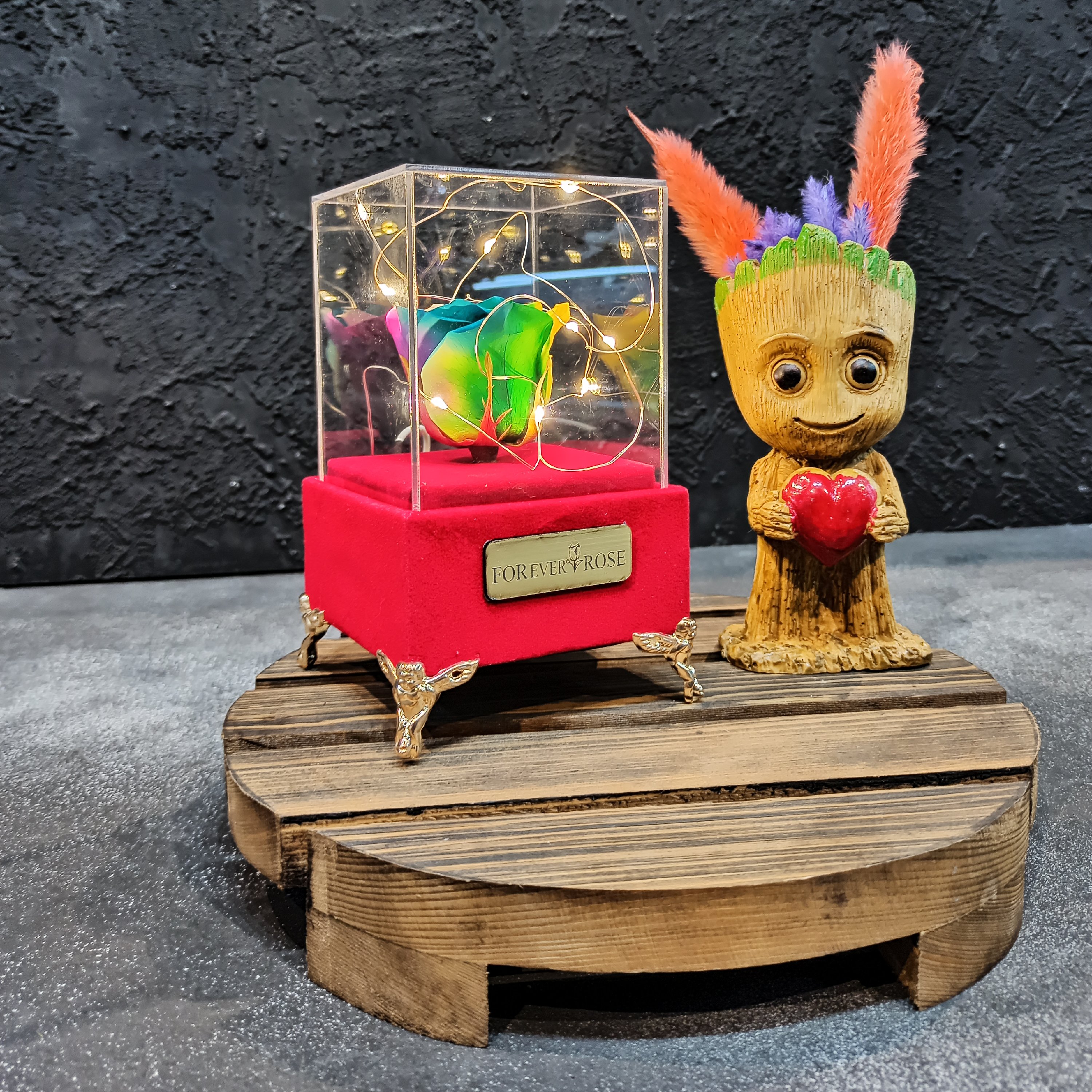 گل رز جاودان هفت رنگ باکس پایه مخملی قرمز با ریسه آفتابی 