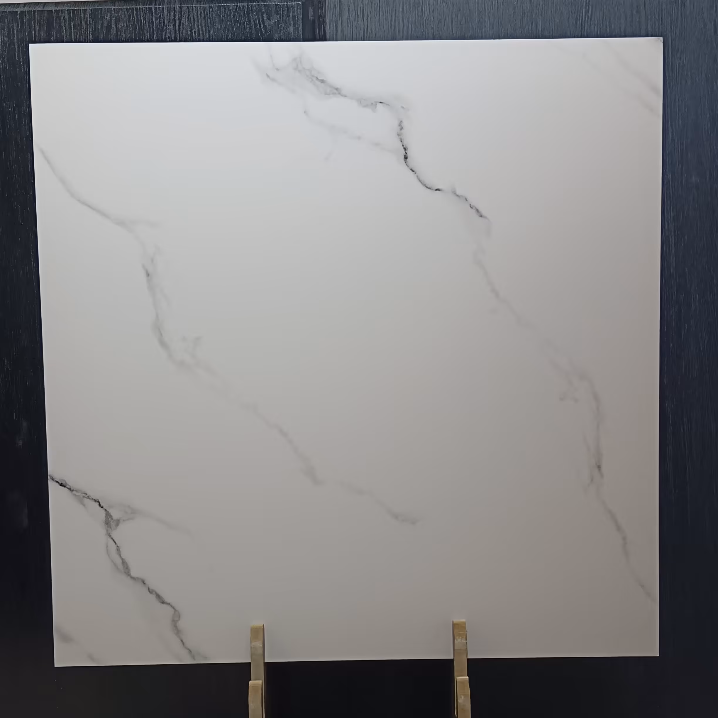 سرامیک سفید پرسلان مات 80 در 80 طرح کلکته (ارسال توسط باربری و هزینه ارسال بعهده مشتری می باشد )