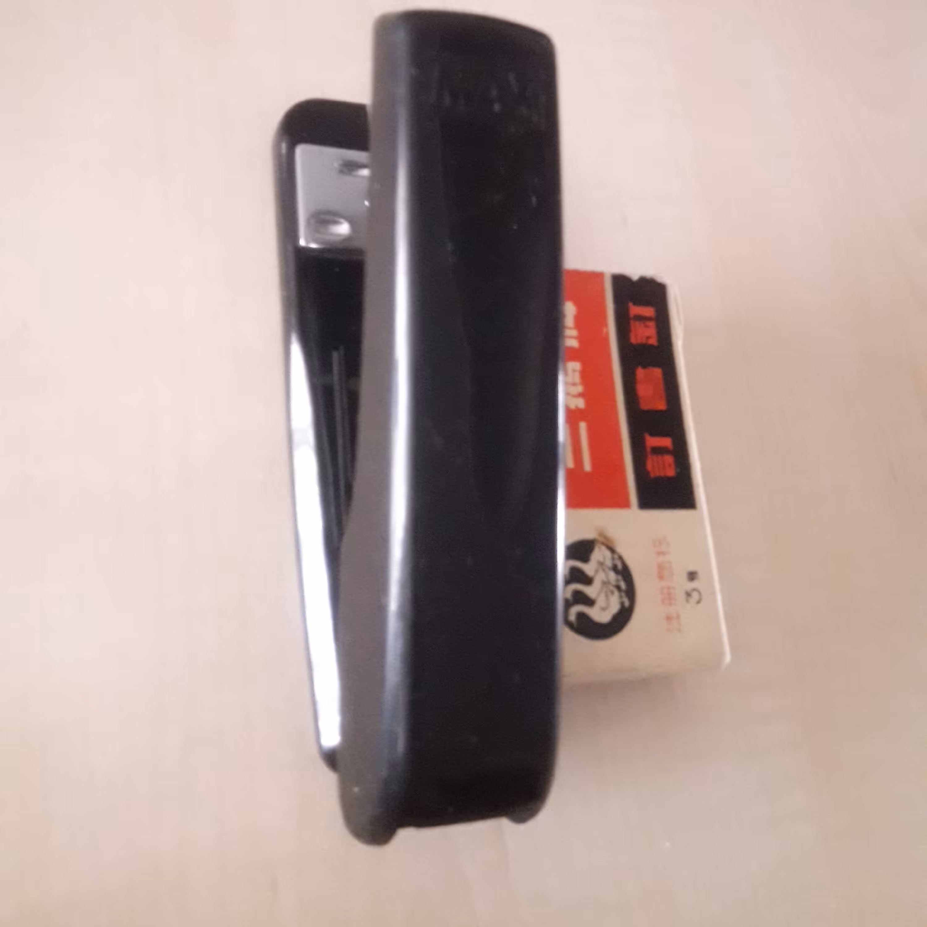 دستگاه منگنه همراه با سوزن