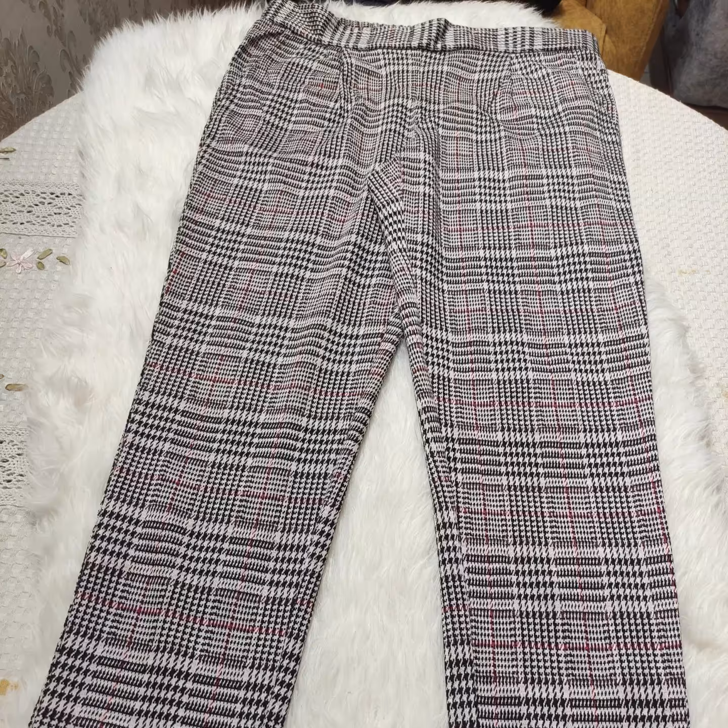 شلوارمدل راسته.کمرکش.جیبدار.پشت نماجیب.یه بافت ظریف داره که اصلاگرم نیست عزیزان‌.تنخورکاربسیار شییییک وراحت.مناسب بیرون