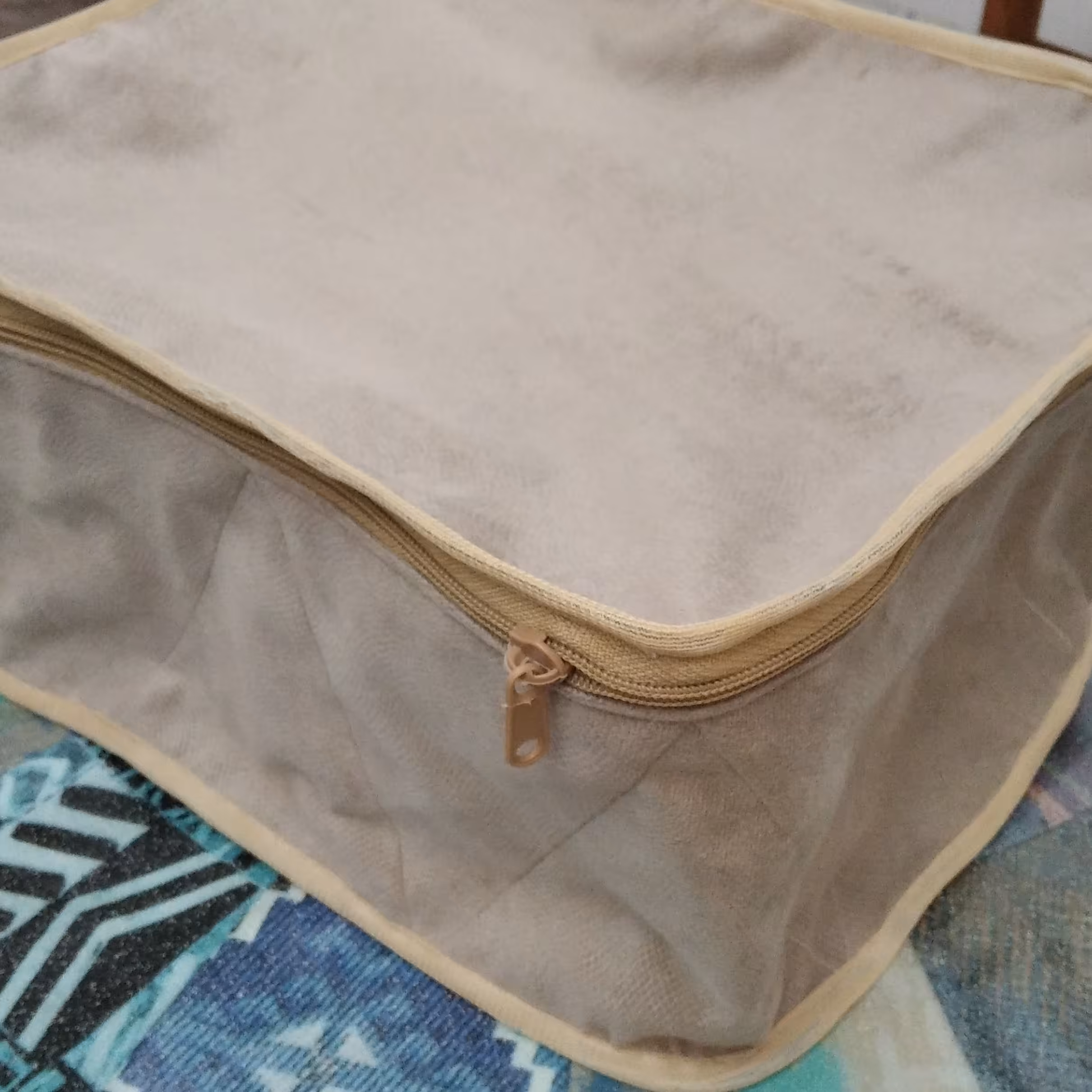 جانونی   با پارچه مخمل ساده مبلی سایز  30 در 27 ارتفاع 16