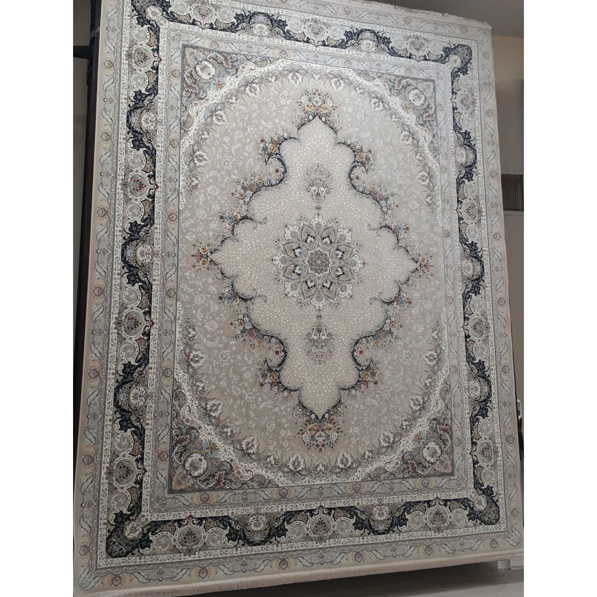 فرش ماشینی 1500 شانه گل برجسته اصل تراکم 4500 طرح سپنتا زمینه صدفی 12 متری جنس اکرولیک