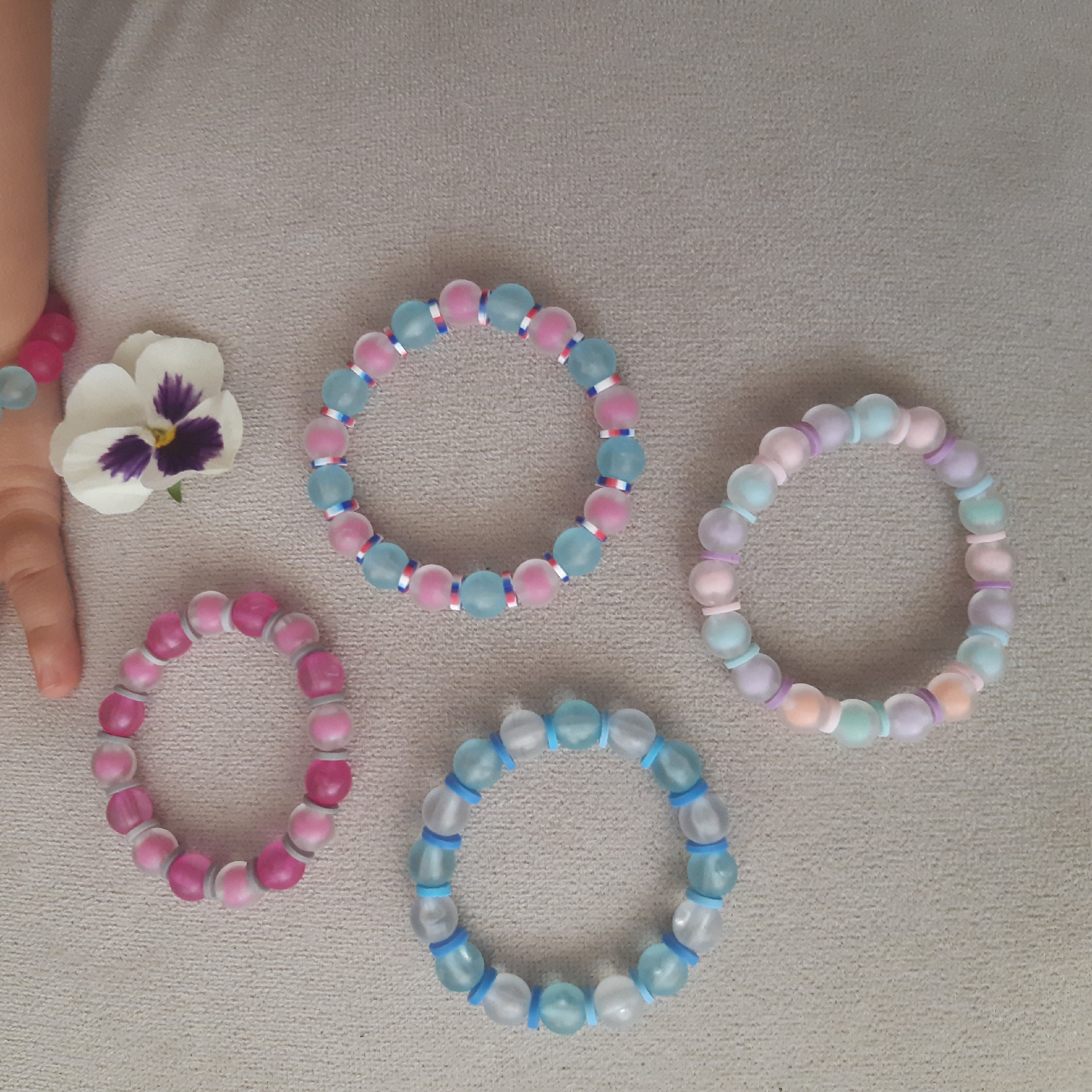 دستبند کشی با  مهره رنگی  سایز 8 و فیمو . اندازه سفارشی 