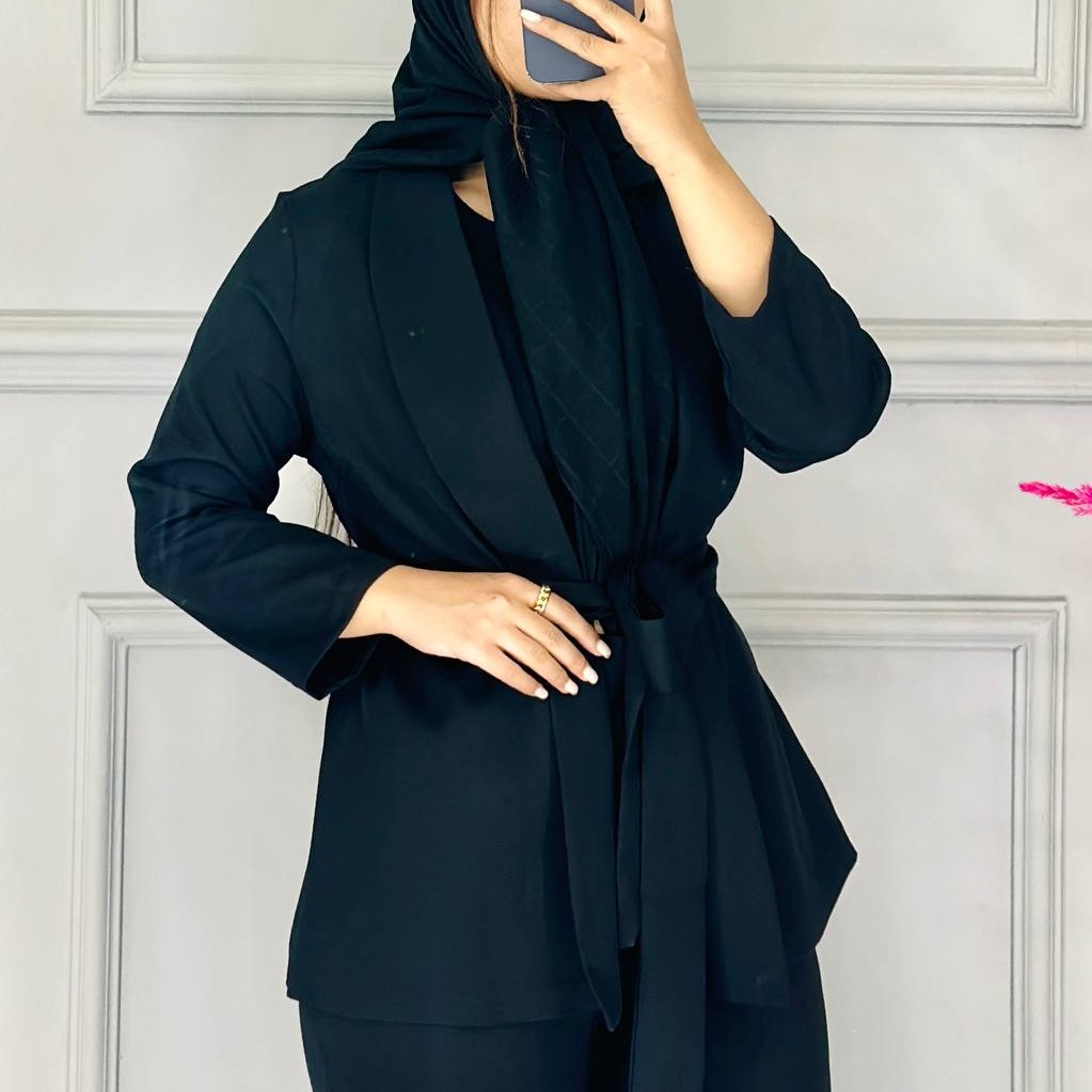 گل صنم کت شلوار کمربندپارچه ای دارد