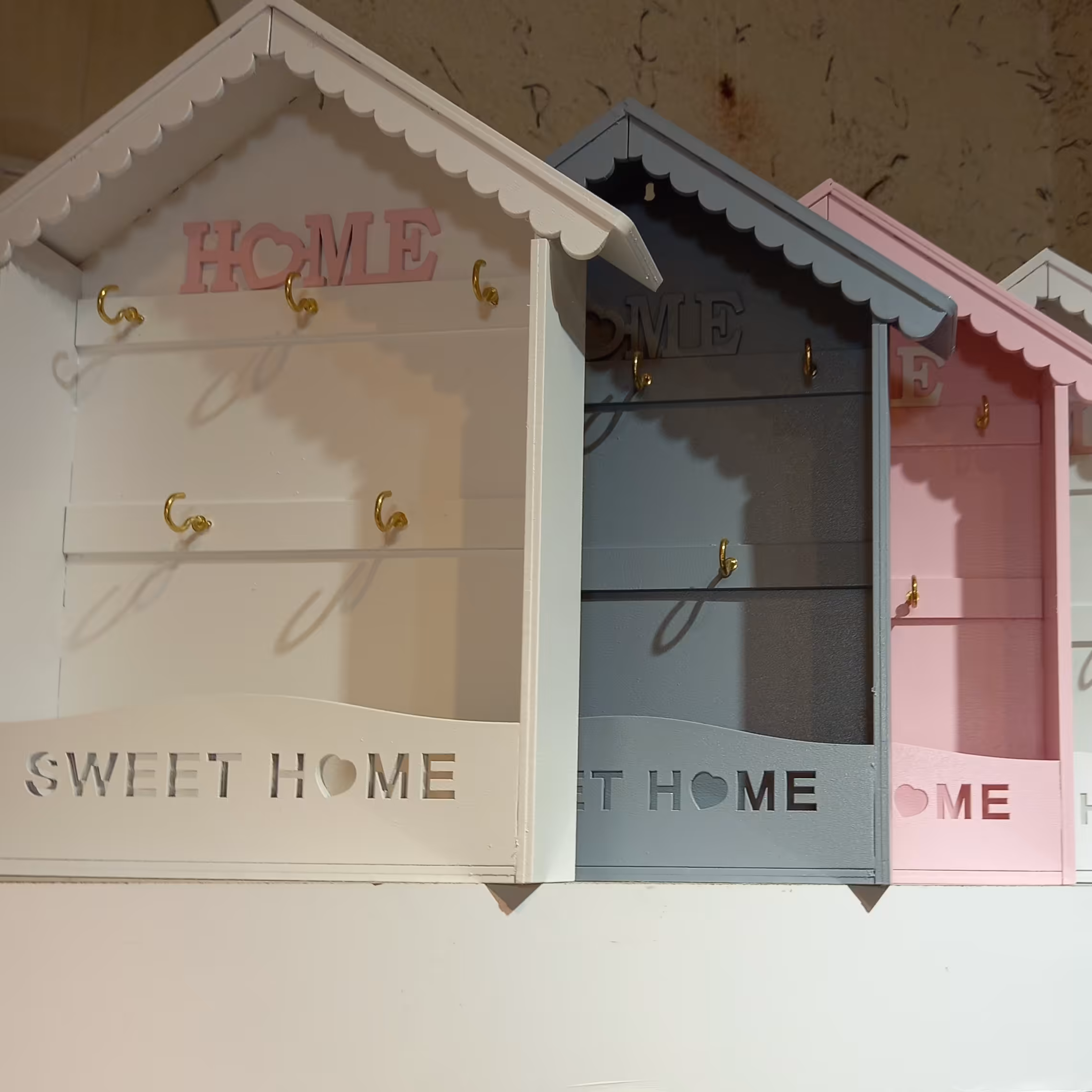 جا کلیدی چوبی با پنج آویز شکل کلبه با رنگ بندی  سفید صورتی طوسی