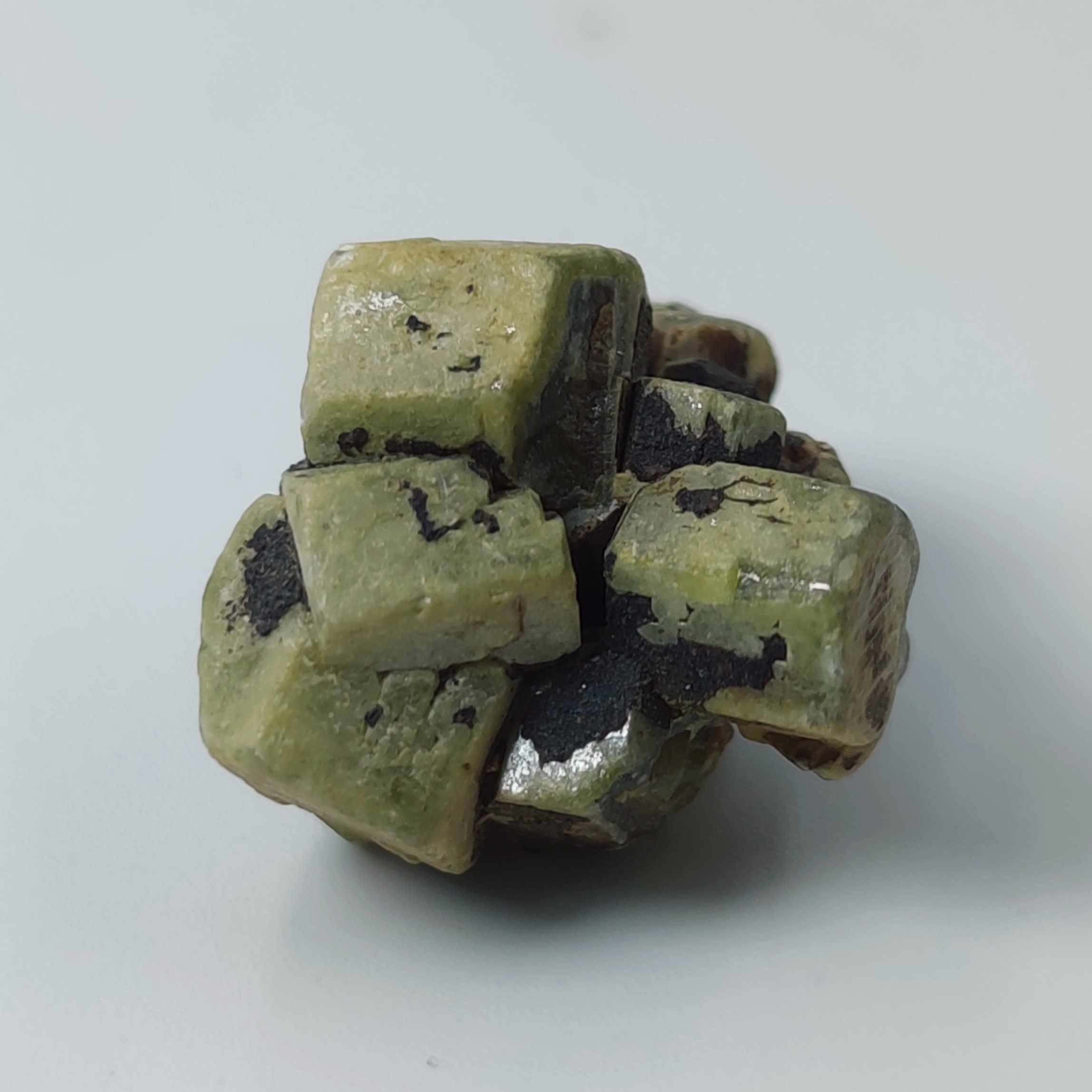 تجمع بلور های سنگ وانادینیت معدنی