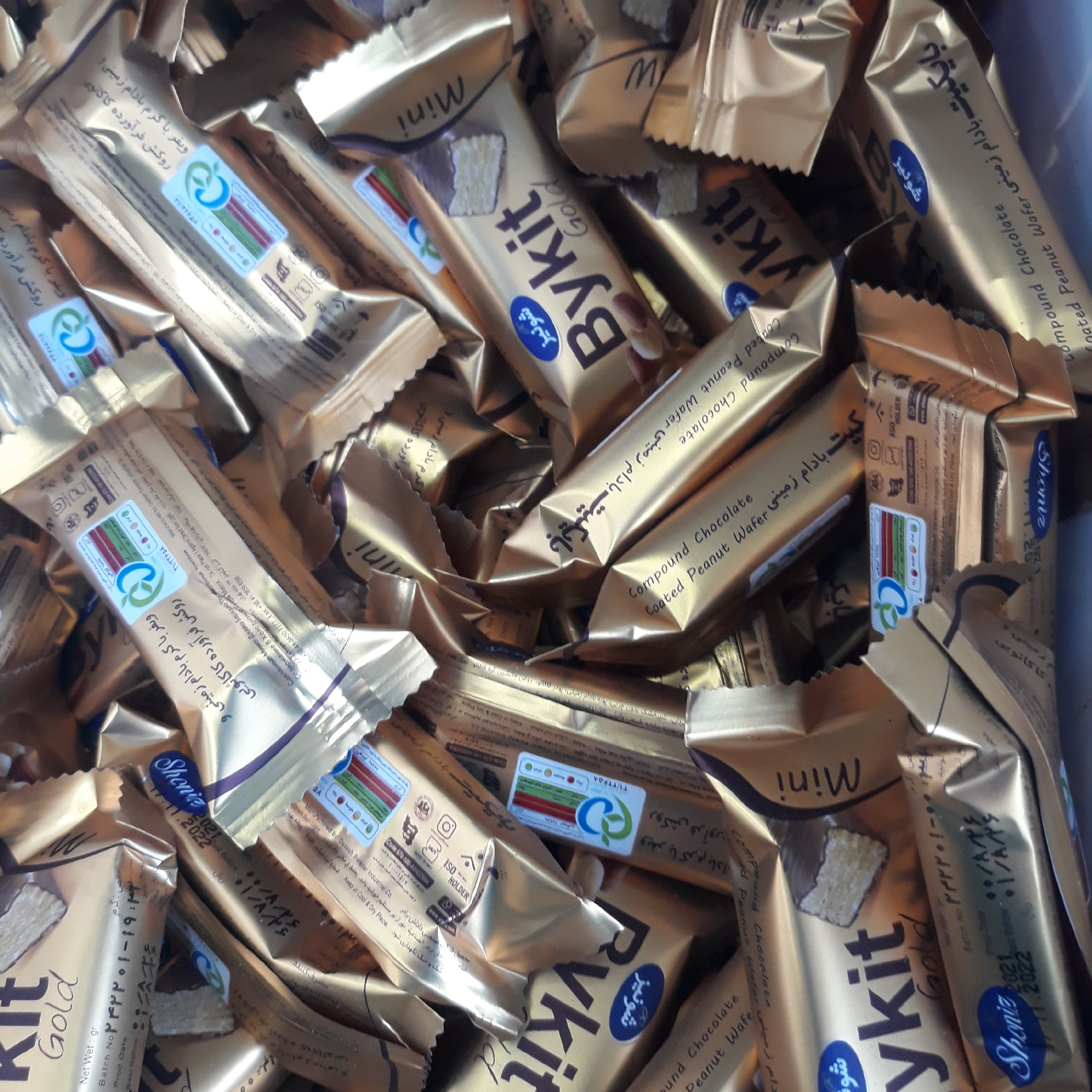 شکلات بایکیت فندقی طلایی