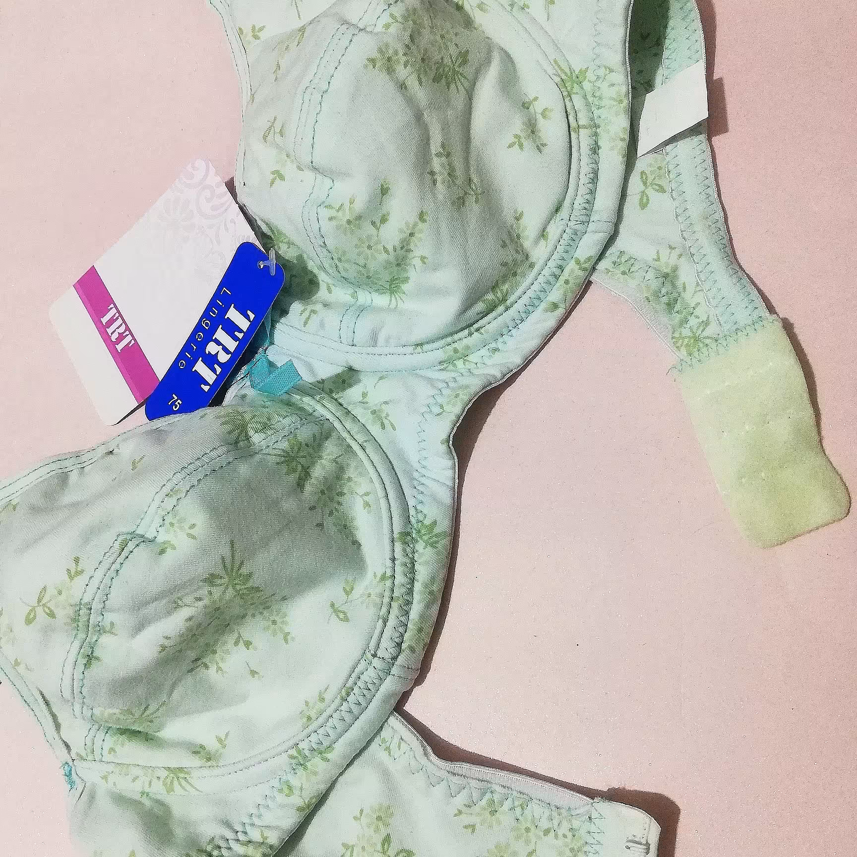 سوتین فنردار تمام نخ پنبه بسیار لطیف  و درجه یک سایز85 و80ایست عالی ضد حساسیت 