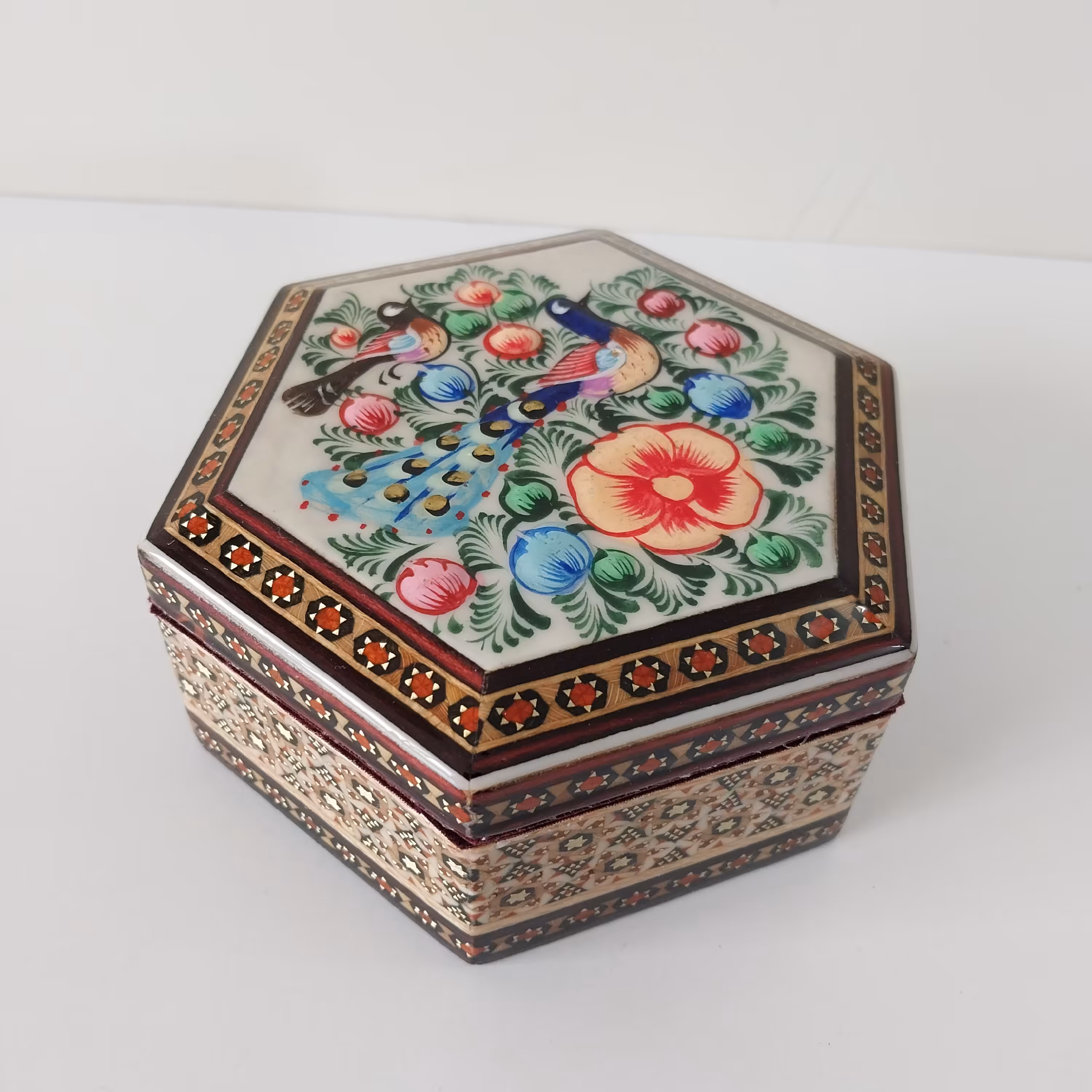 جعبه جواهرات خاتم کاری شش ضلعی با دو طرح نقاشی مینیاتور گل و مرغ و  تذهیب(ارسال رایگان)
