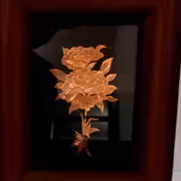 تابلوی گل رز حکاکی شده جنس مس تابلوی تزیینی هدیه ای ماندگار ابعاد با قاب 14/5× 17/5 cm