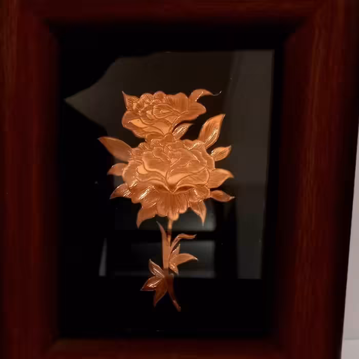 تابلوی گل رز حکاکی شده جنس مس تابلوی تزیینی هدیه ای ماندگار ابعاد با قاب 14/5× 17/5 cm