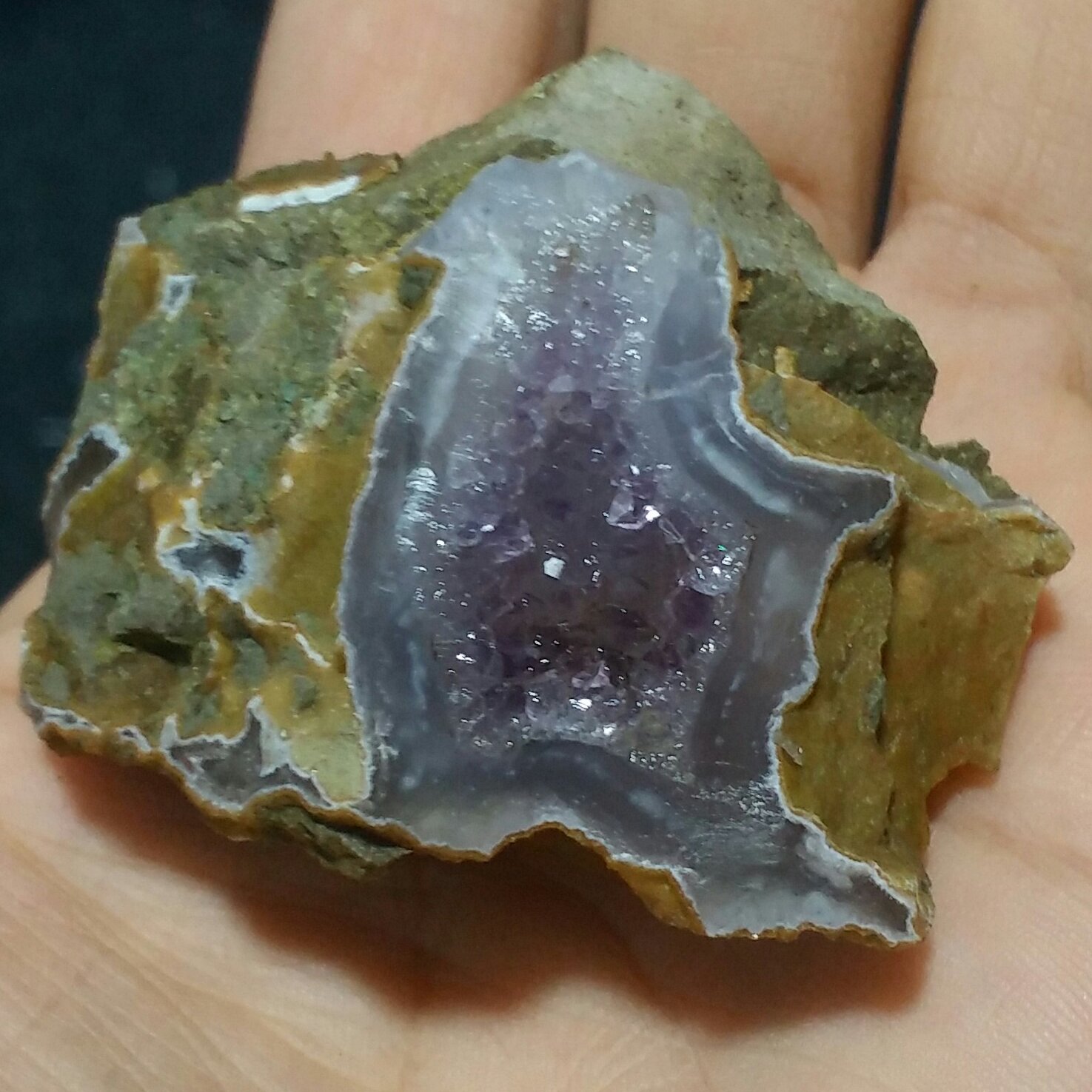 نمونه کلکسیونی سنگ راف آمیتیس پر رنگ روی بستر خارق العاده دیدنی کاملا طبیعی شاهکار خلقت محشر