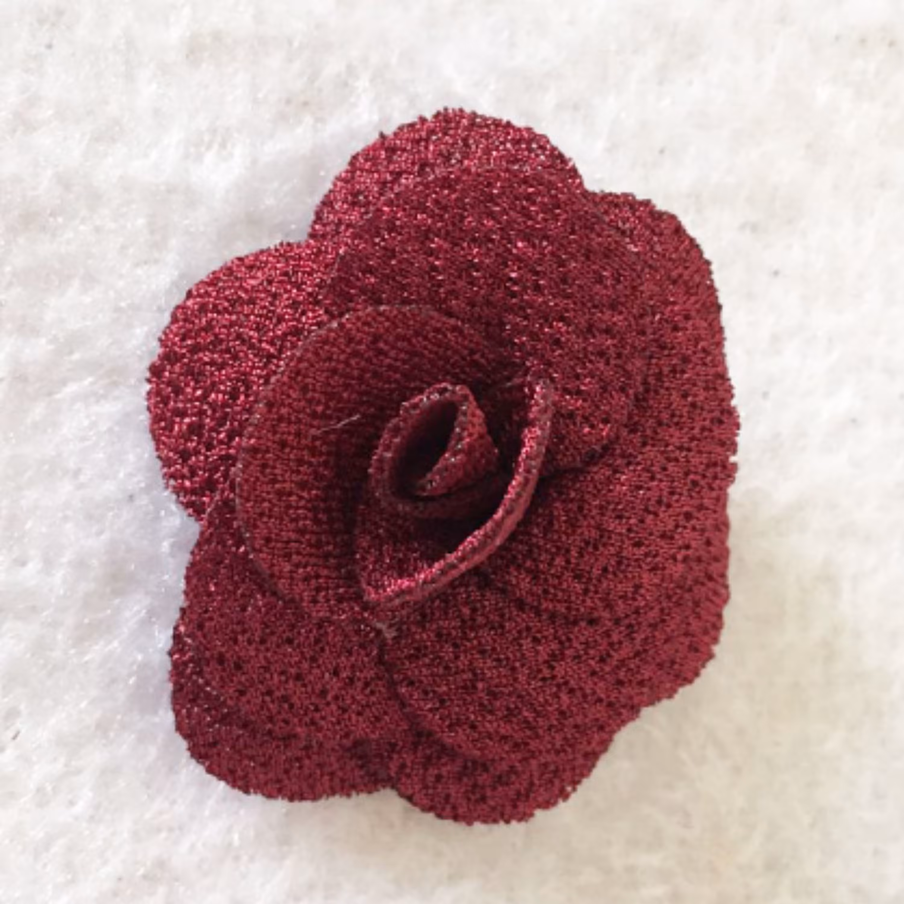 گل رز تزیینی پارچه ای رنگ زرشکی بسته 5 عددی 4 سانتی متری