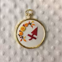 سمبلهای تولد گلدوزی شده با دست