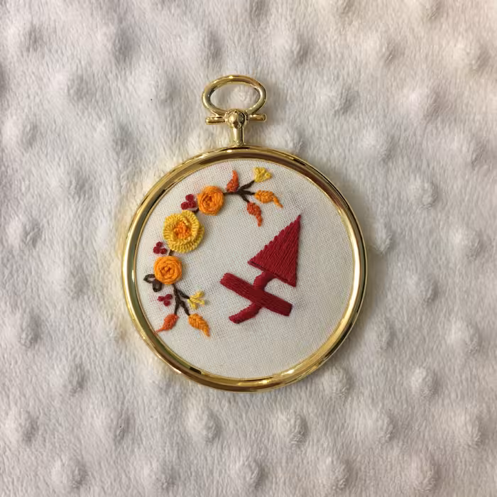 سمبلهای تولد گلدوزی شده با دست