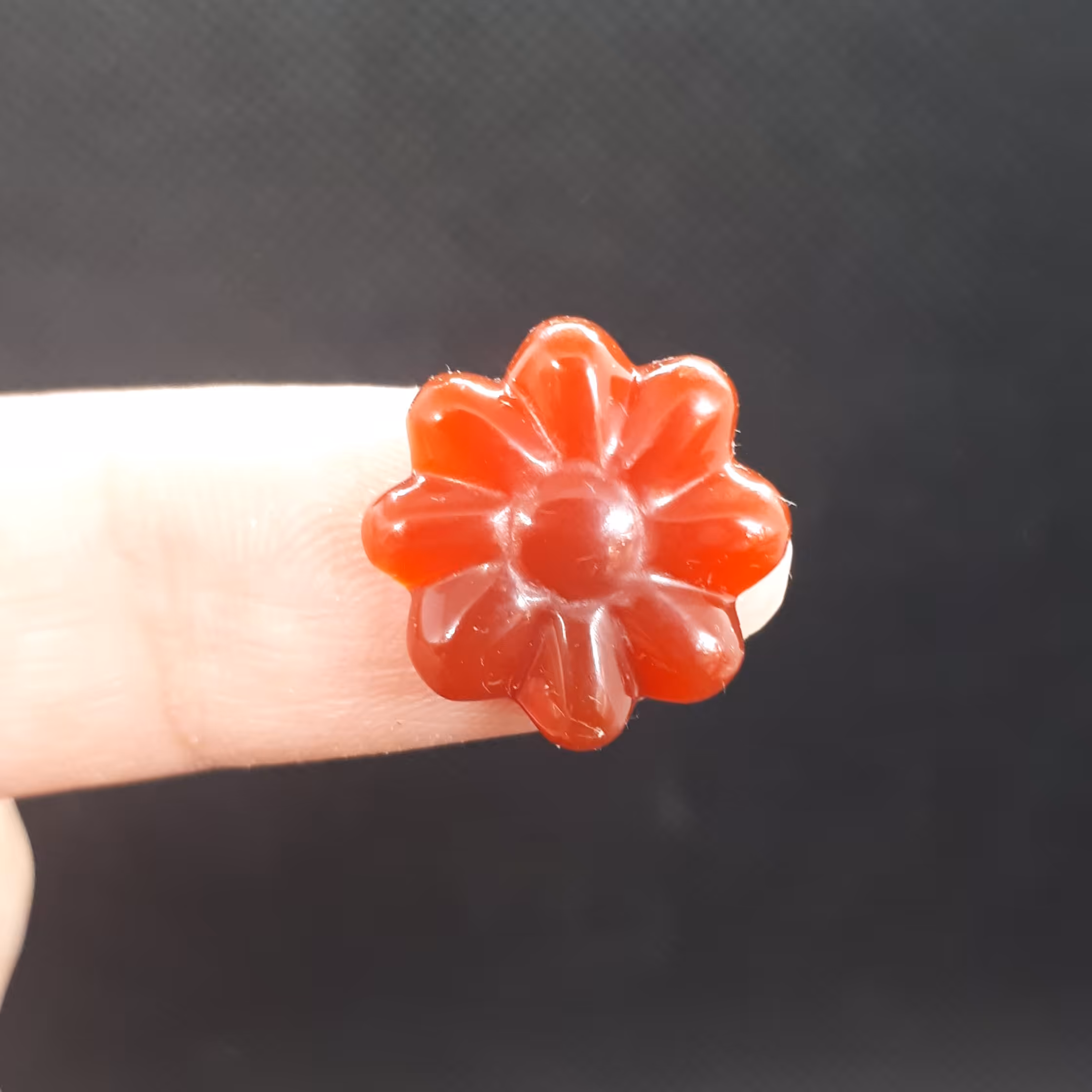 سنگ عقیق سرخ طرح گل هشت پر  تراش دست 
