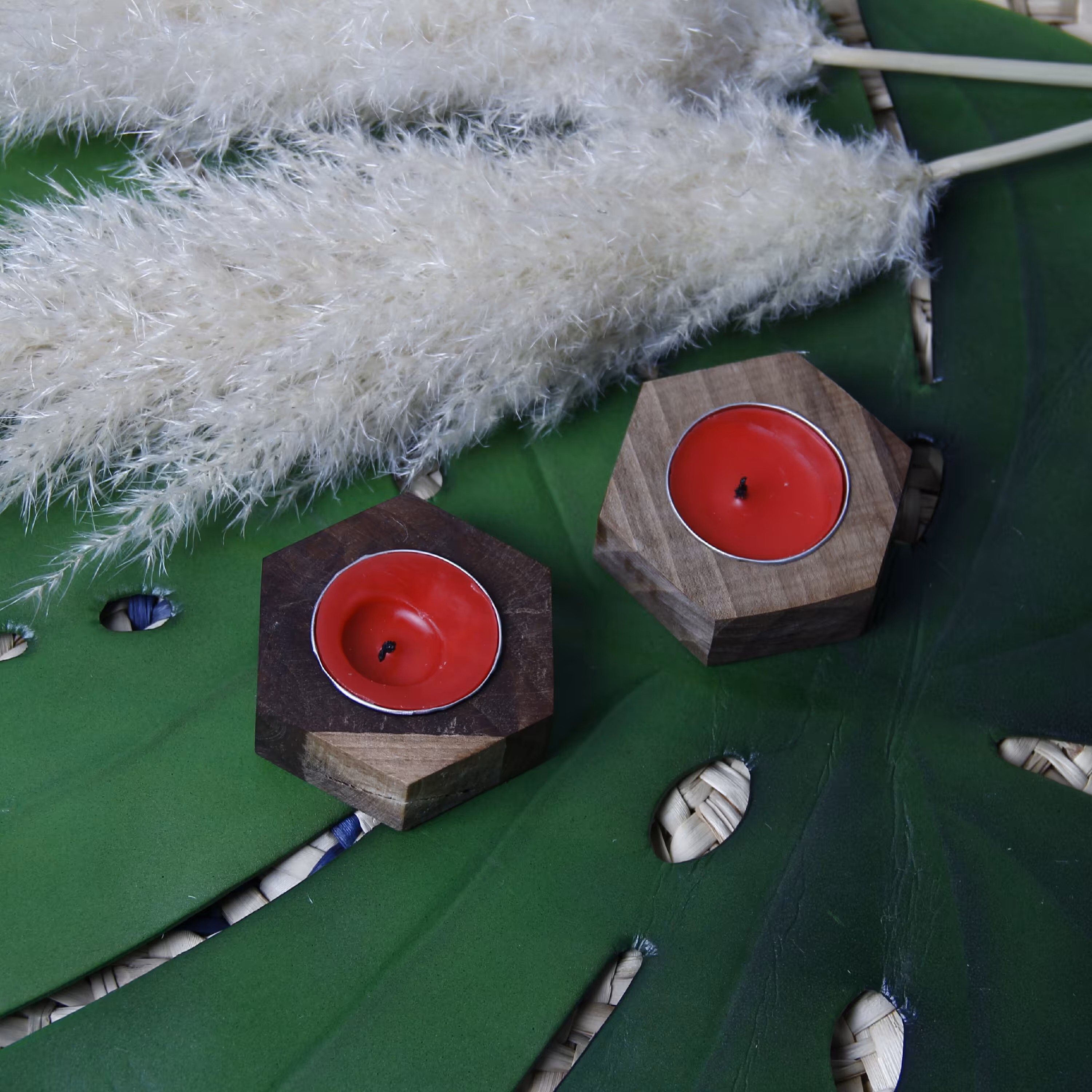 جا شمعی چوبی مدل شش ضلعی ،چوب گردو  با روغن طبیعی رنگ کرمی و قهوه ای سوخته 