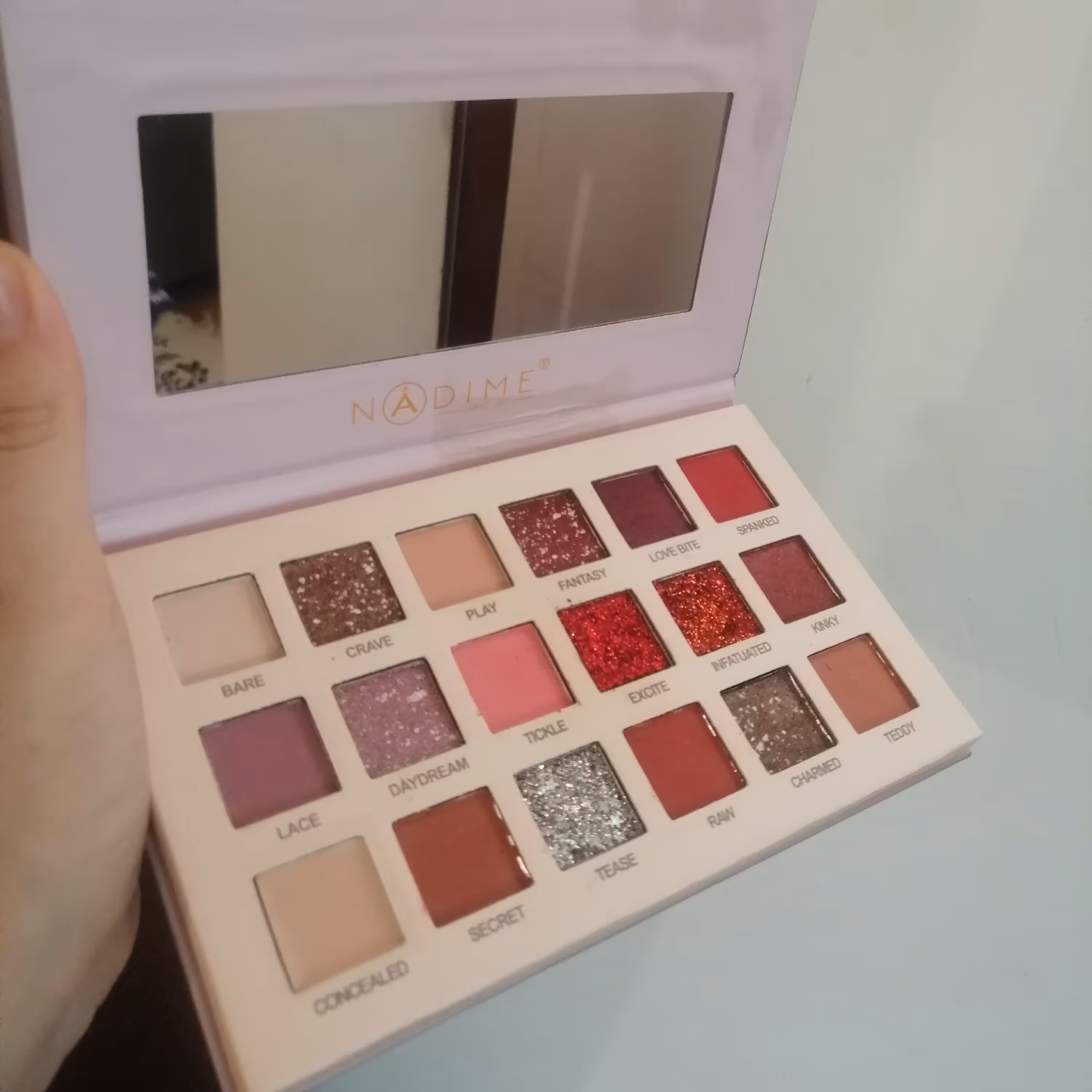 پالت سایه چشم نود NUDE با کیفیت برند  هدی بیوتی در رنگبندی با تنوع همراه با کانسیلر سایه چشم بادوام سایه چشم شاین دار 