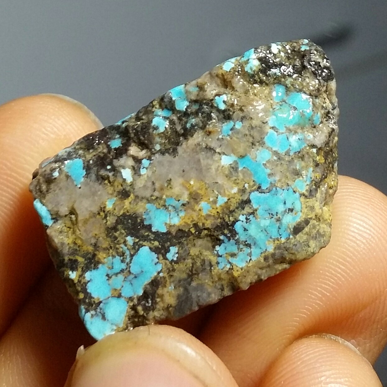 سنگ راف حبه فیروزه اصل نیشابور بسیار خوش رنگ صد در صد طبیعی کد 11357