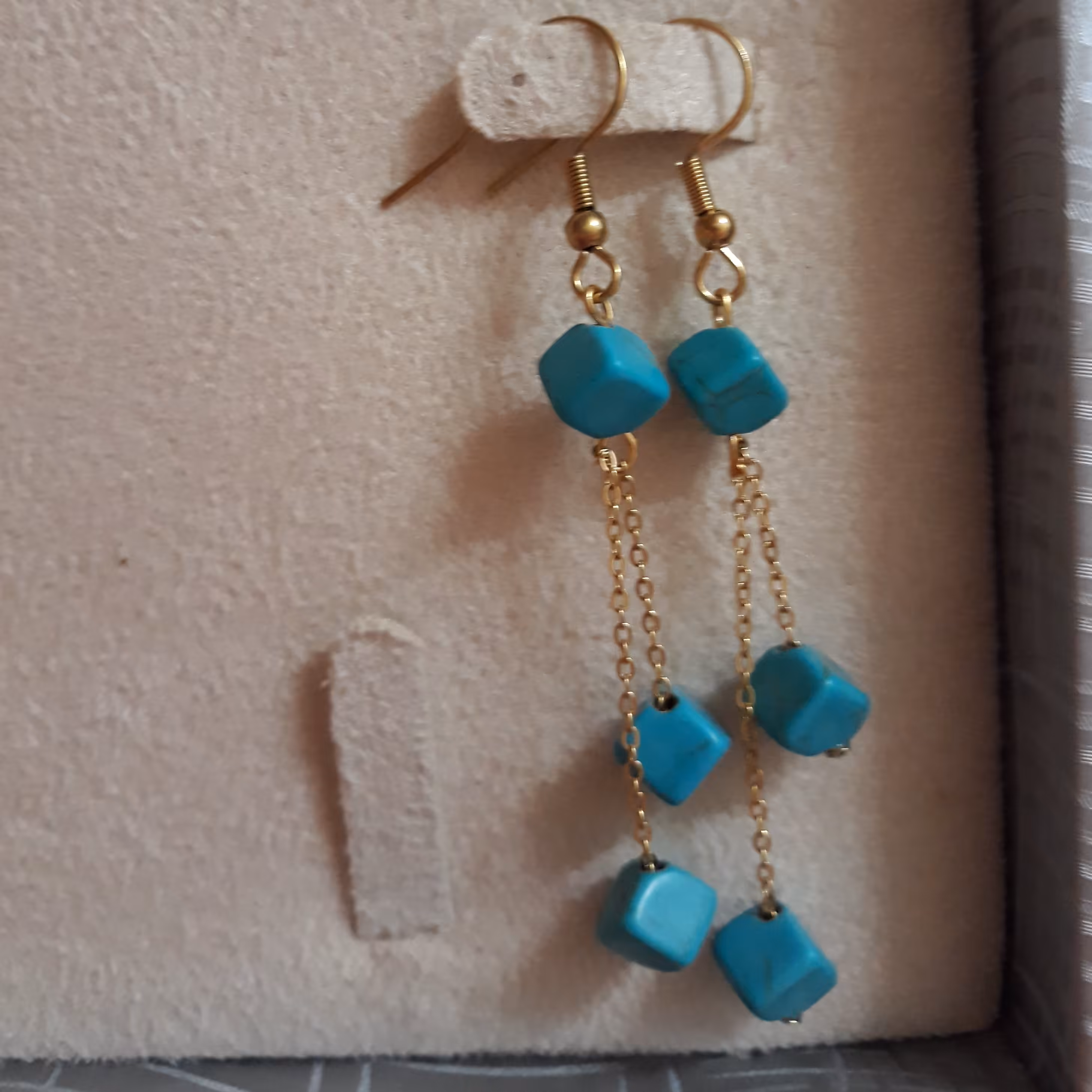 گوشواره ی استیل عصایی سنگ فیروزه ی مکعبی