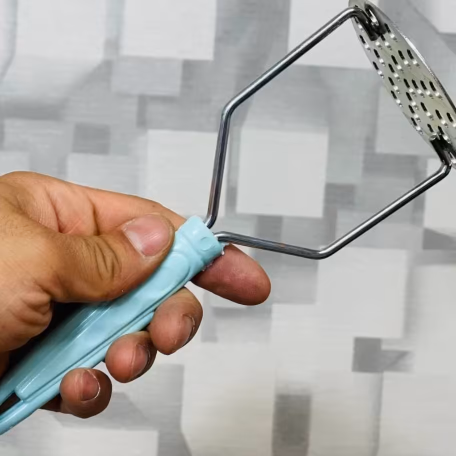 پوره کن سیب زمینی دسته پلاستیکی سایز 21 سانت  رنگ صورتی و آبی 