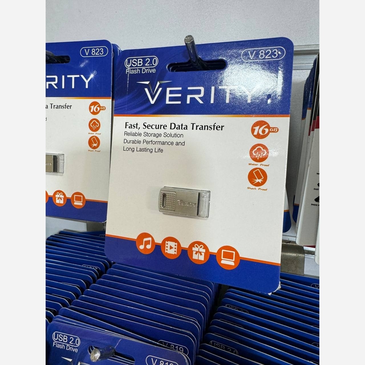 فلش 16 گیگ فولHDهمراه تبدیل otgگارانتی پلمپ ضدآب فلش مموری برندVERITYاورجینال فلش16گیگ ارسال رایگان مموری فلش 16