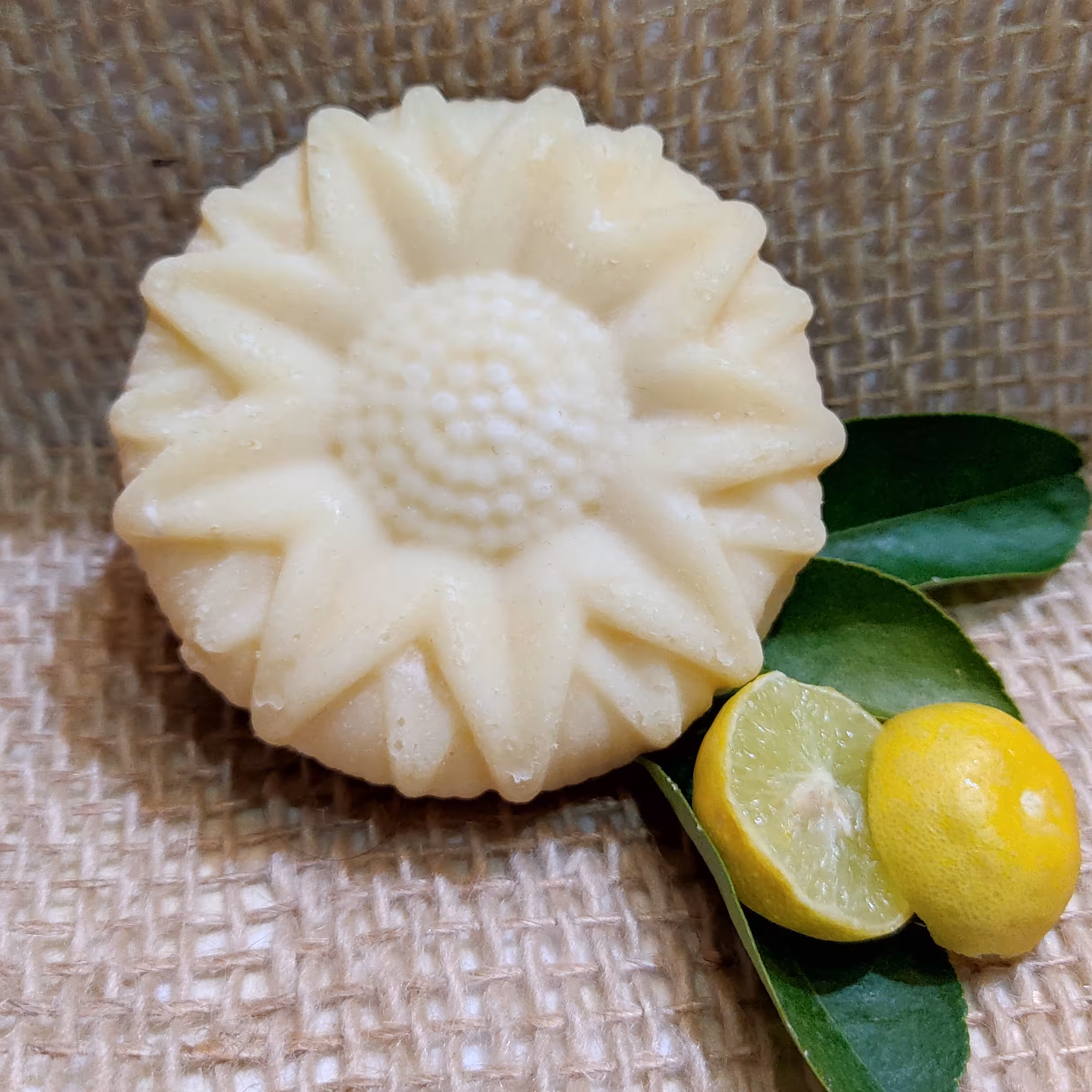 صابون دست ساز ساخته شده از مواد طبیعی،لیمو بسیار مناسب برای بدن های چرب