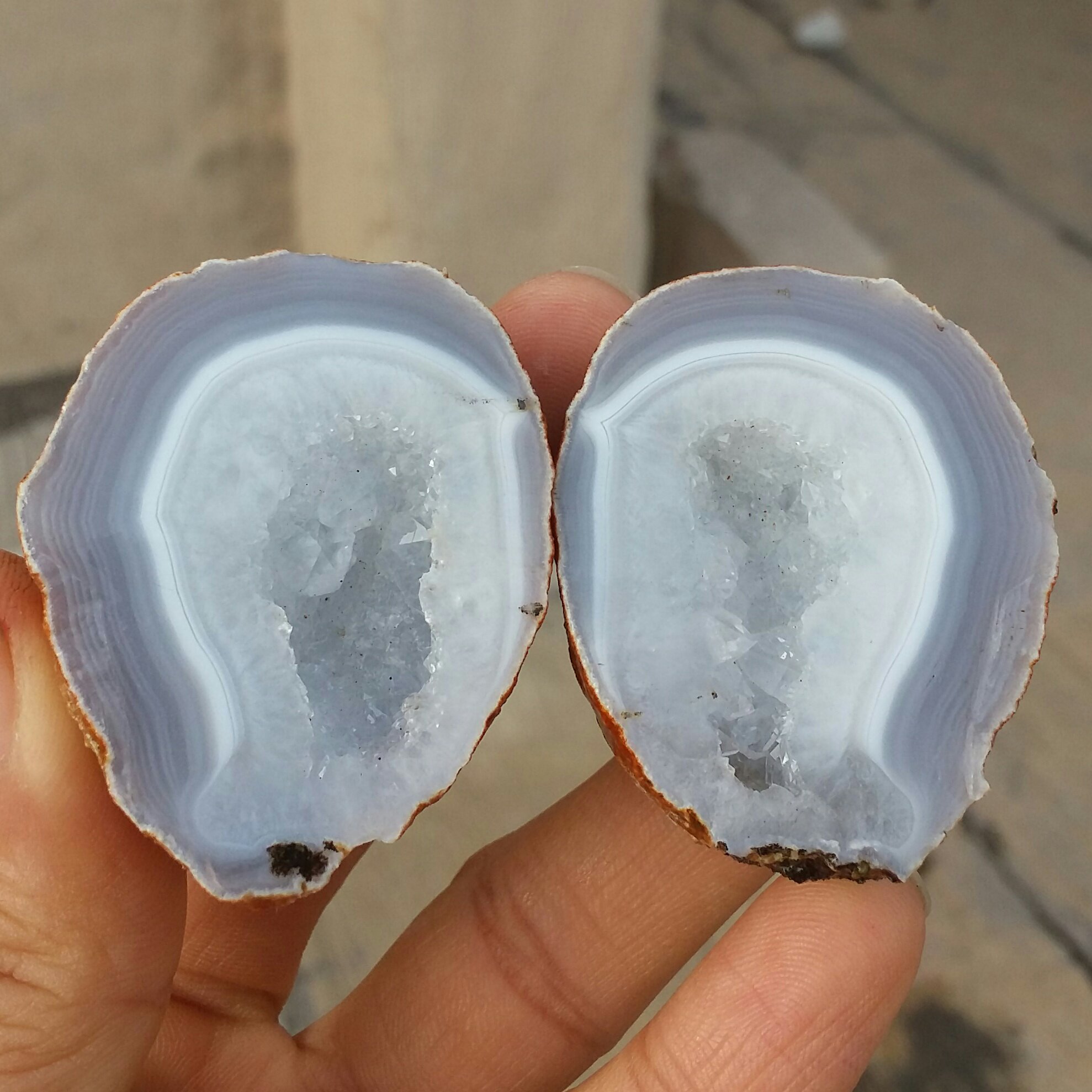 جفت اسلایس سنگ راف عقیق سلیمانی 3بعدی توخالی پر بلور تکرار نشدنی 100درصد طبیعی شاهکار خلقت
بی نظییییییر
 کد 9582