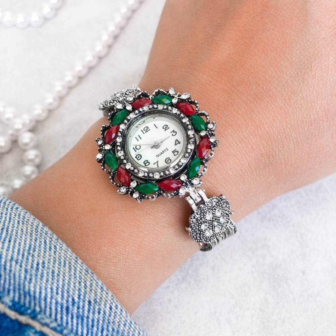 ساعت مجلسی دخترانه و  زنانه طرح نقره صفحه نگین دار  به همراه انگشتر نگین دار 