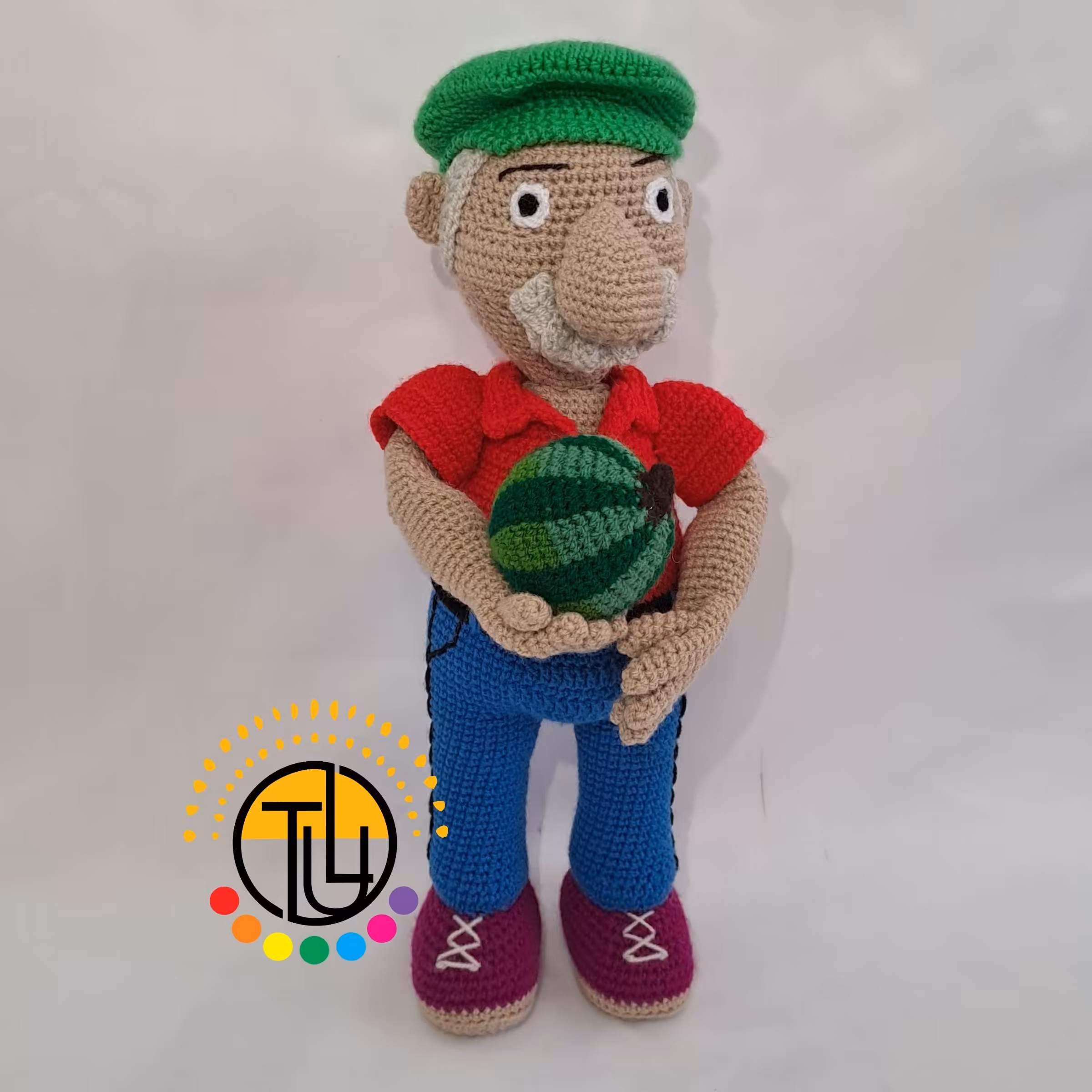 عروسک بافتنی پدر بزرگ شب یلدا- با یک هندوانه در دست