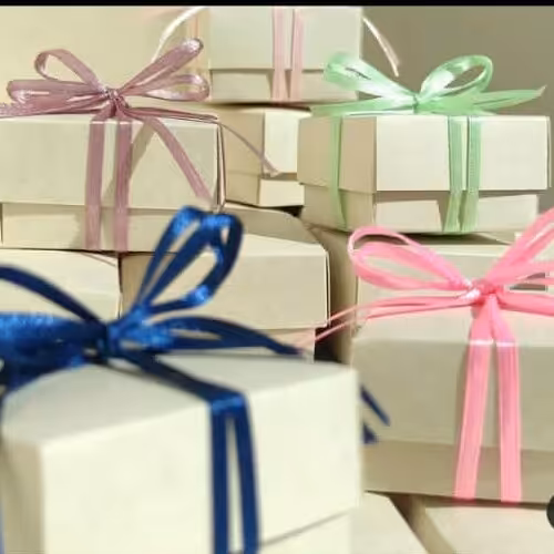 باکس سفید مربع  با تزئین ربان های رنگی پک 10 عددی سایز 5×5با ارتفاع3