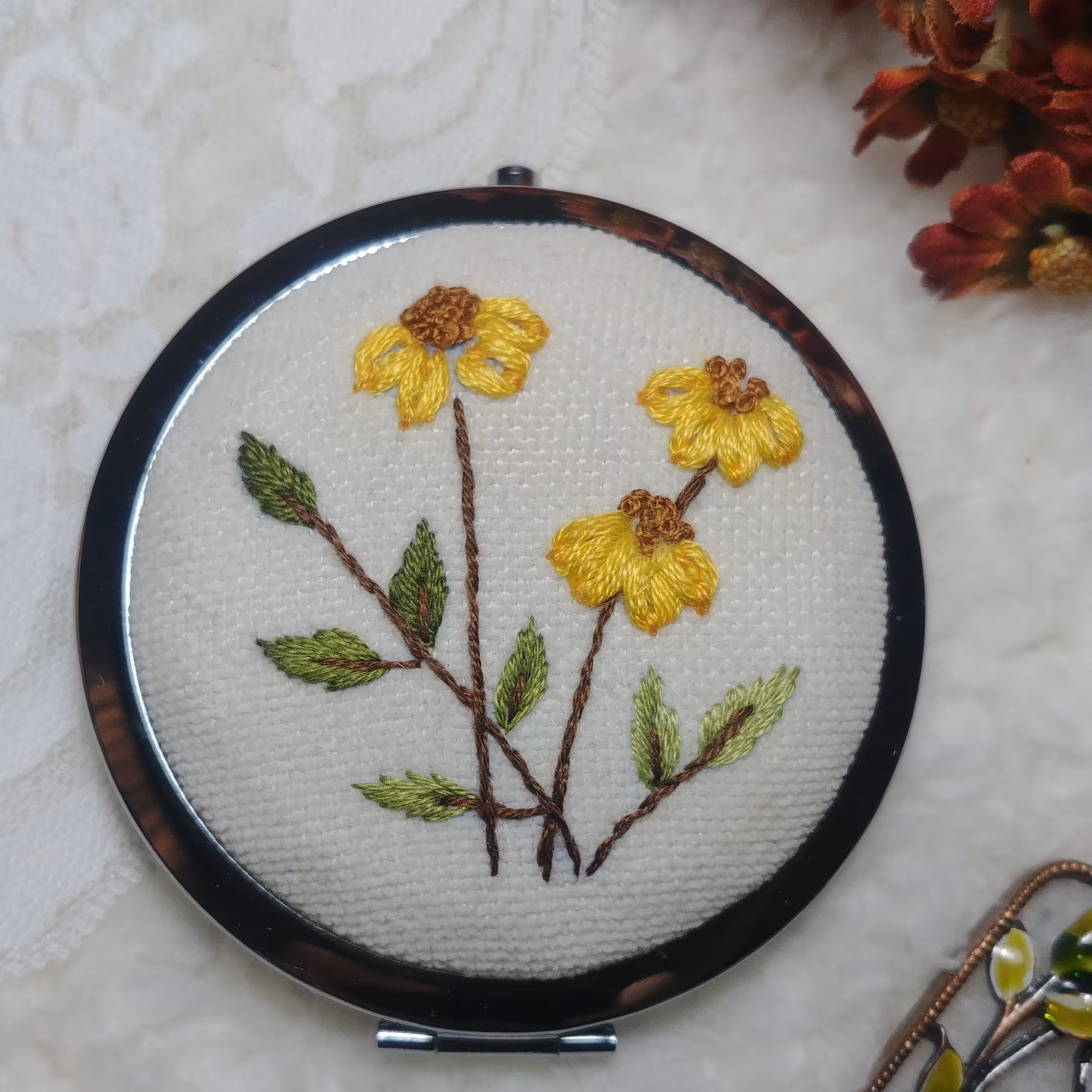 آینه گلدوزی شده دوطرفه رنگ نقره ای قطر 6 سانتیمتر 