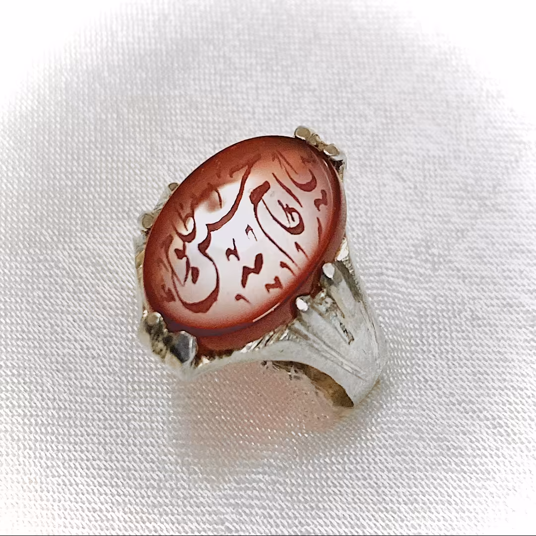 انگشتر نقره مردانه نگین عقیق سرخ مزین به نام امام حسین ع