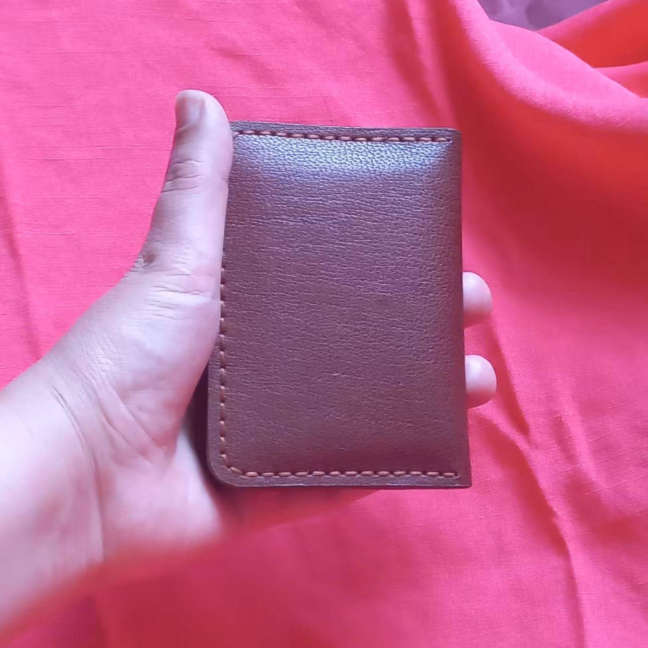 جاکارتی چرم بزی-جاکارتی چرم طبیعی دست دوز-کیف جا کارتی جیبی-جاکارتی جمع و جور  چرمی-کیف چرم طبیعی  دست دوز کم حجم جادار