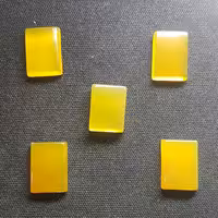 نگین عقیق زرد مربعی (میانگین طول: 1.4 سانتی متر. میانگین عرض: 1 سانتی متر. ارتفاع: 0.3 سانتی متر.)