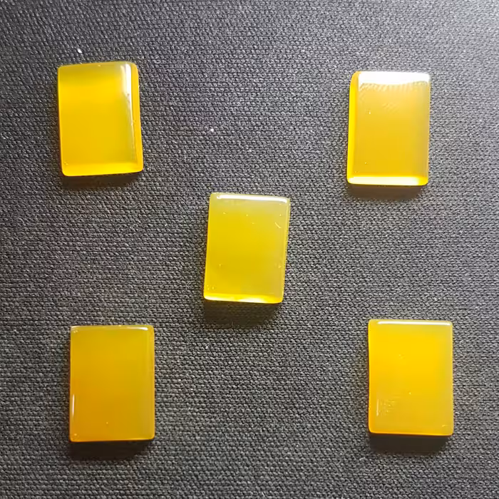 نگین عقیق زرد مربعی (میانگین طول: 1.4 سانتی متر. میانگین عرض: 1 سانتی متر. ارتفاع: 0.3 سانتی متر.)