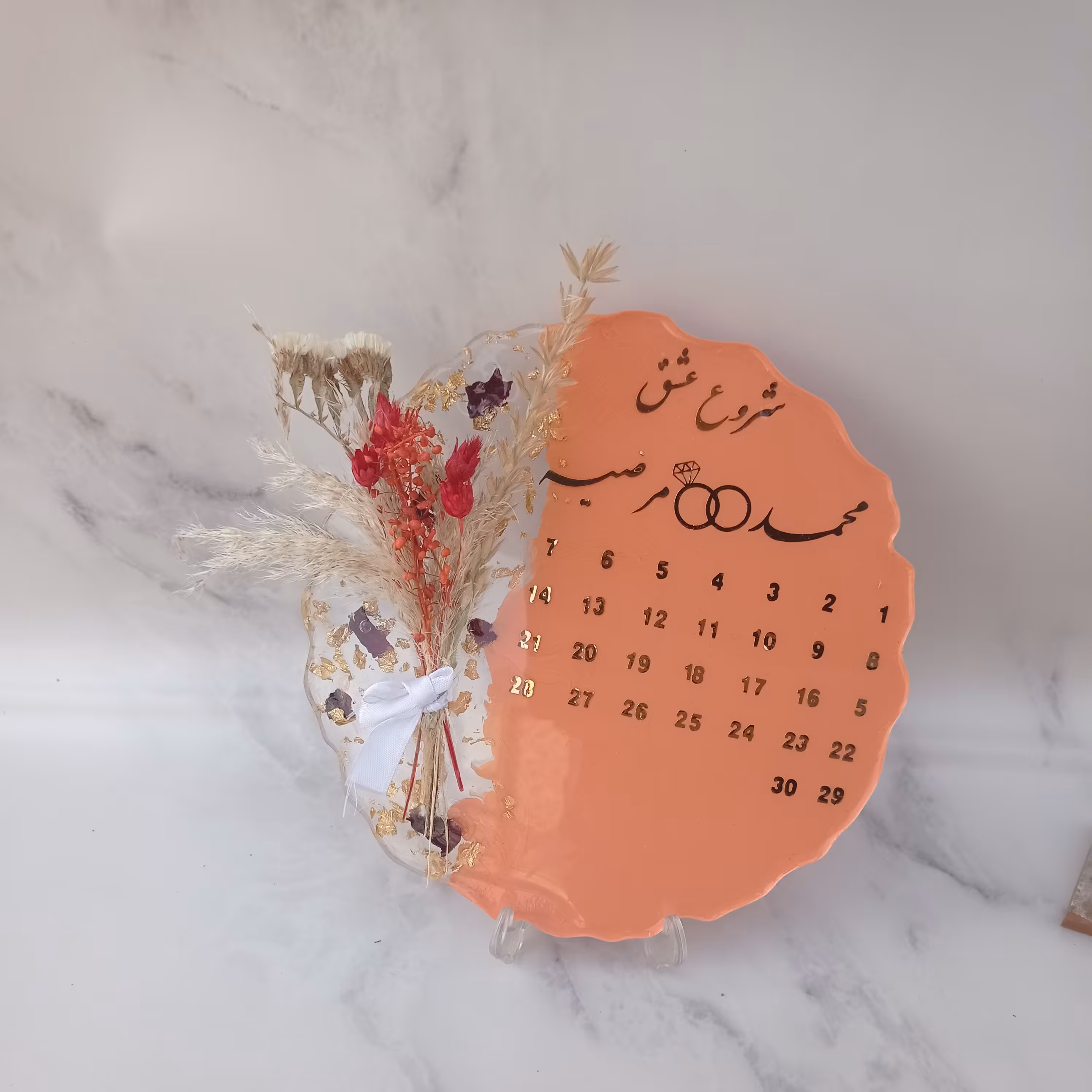 استند یادبود عقد وعروسی رزینی کارشده با ورق طلا و فرم دلخواه شما