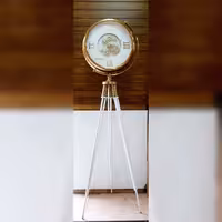 ساعت 3پایه فلزی دیزل اس
رنگ گلدصفحه سفید
کامل فلز حتی پایه ها
ارتفاع  170سانت
