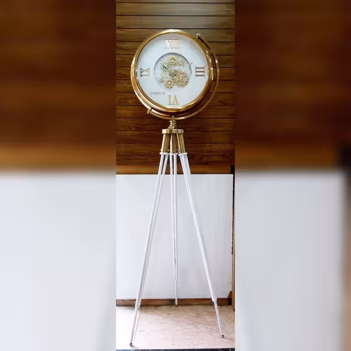 ساعت 3پایه فلزی دیزل اس
رنگ گلدصفحه سفید
کامل فلز حتی پایه ها
ارتفاع  170سانت
