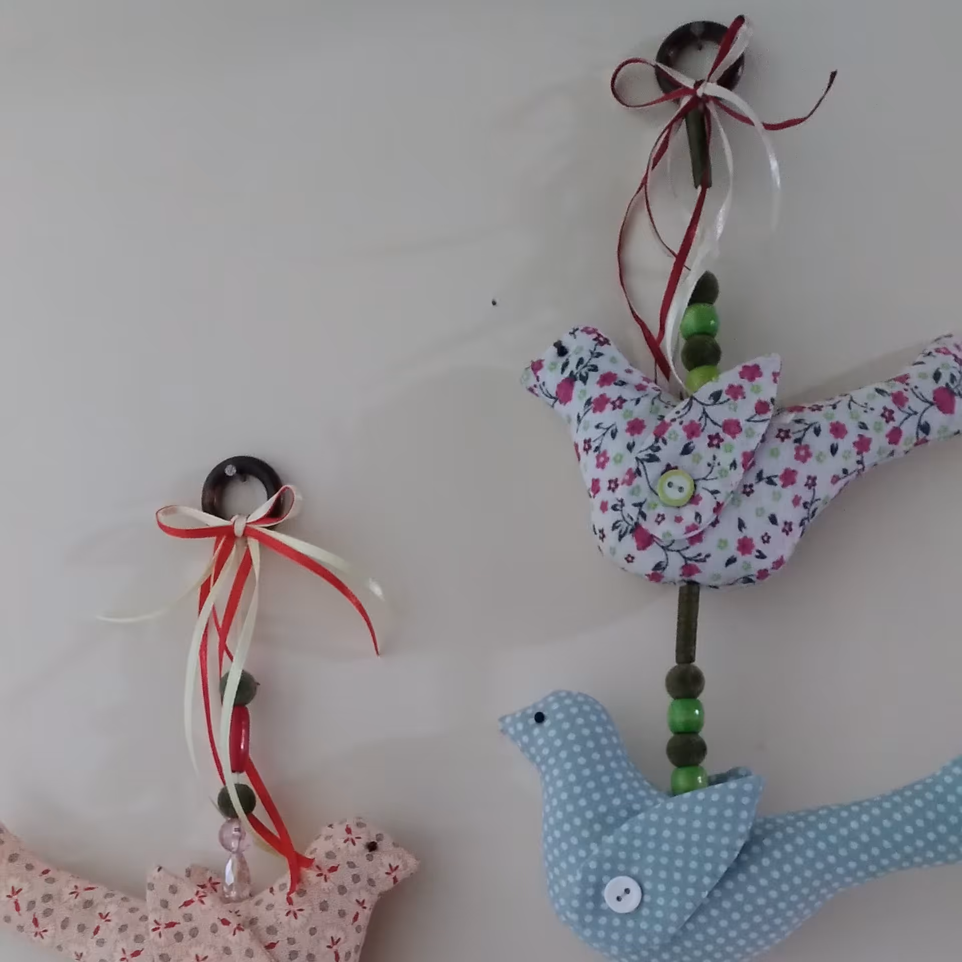 آویز پرنده در طرح و رنگ دلخواه و متفاوت. تهیه شده از پارچه های نخ کتان