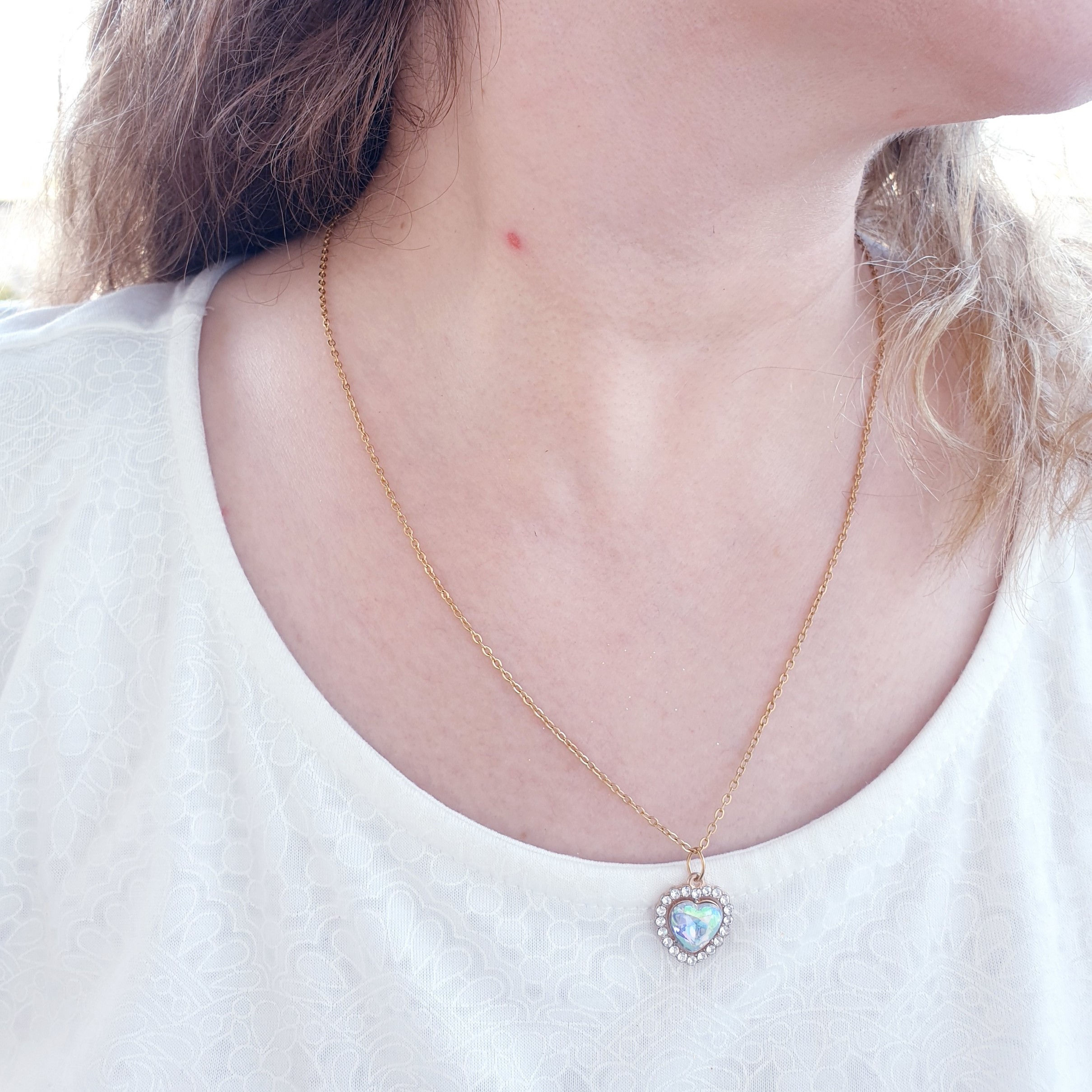 نیمست ظریف تراش خورده  گوشواره و گردنی قلب دور نگین و  نگین وسط  الماس 7 رنگ
ابعاد یک و نیم  ،بلندی زنجیر  50 سانت