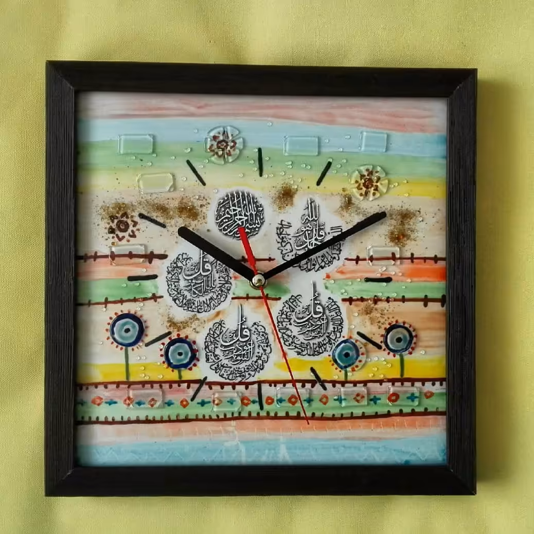 ساعت دیواری آمینا تلفیق کاشی و شیشه طرح  چهار قل و  چشم نظر( قاب قهوه ای)