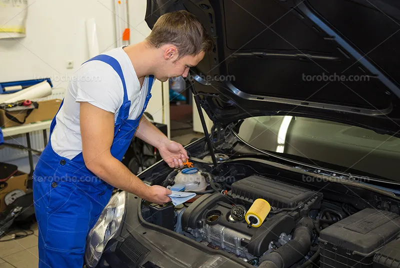 عکس مرد در حال تعمیر ماشین | گرافیک با طعم تربچه