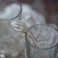 ست چای خوری نیم لیوان  سه تاج به همراه سینی لب تاجی  