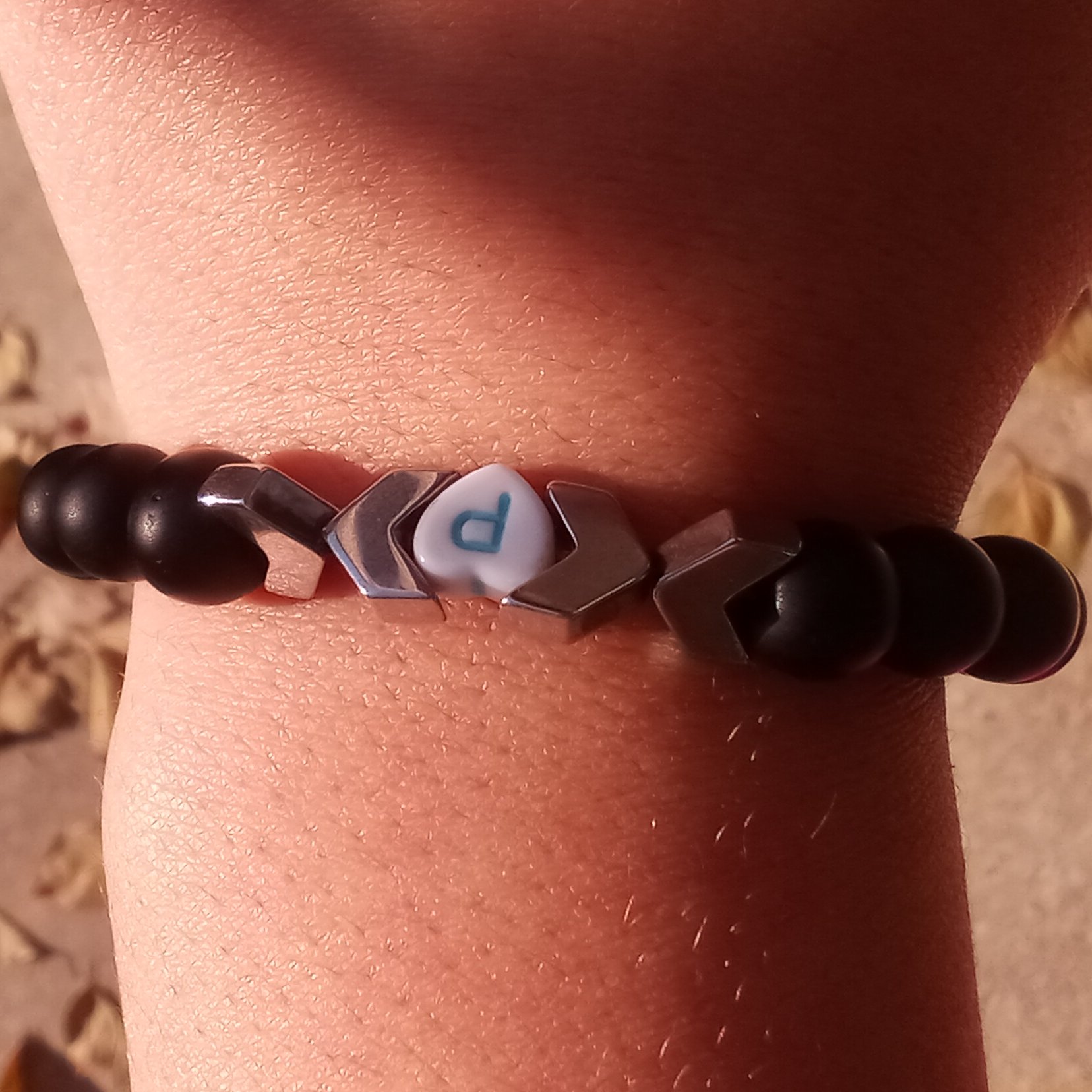 دستبند زنانه و مردانه اونیکس و حدید حروف سفارشی رنگ ثاب دست ساز نیل