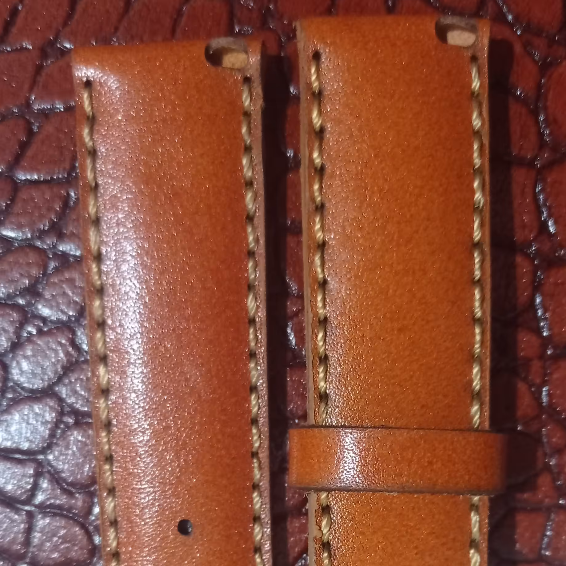 بند ساعت هوشمند تهیه شده از بهترین چرم گاوی رنگ و سایز دلخواه مشتری